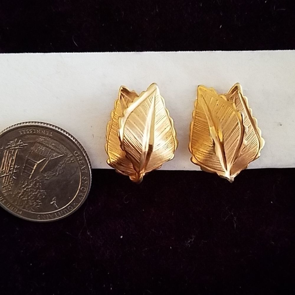 Giovanni Vintage Goldtone Clip-On Earrings – Classic Costume Jewelry